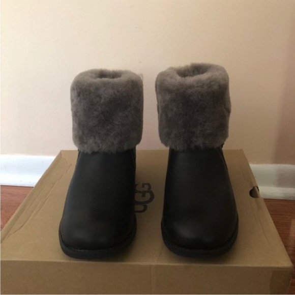 New in Box UGG Chyler Boots, Size 7 - Picture 11 of 15